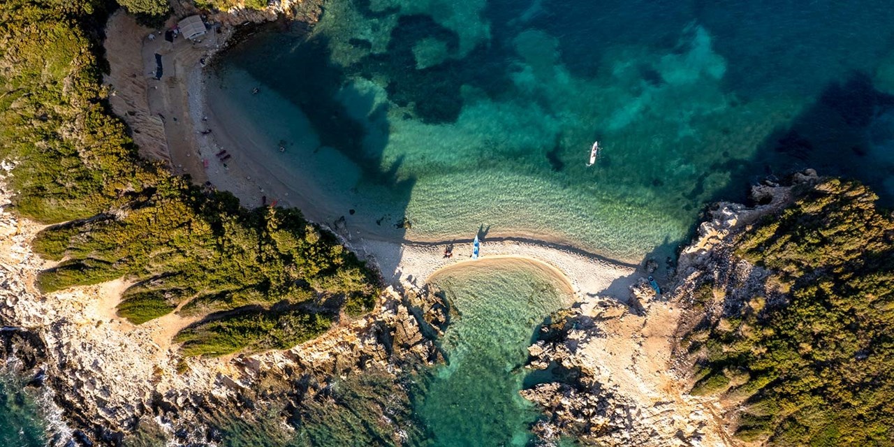 Desde Tirana es posible visitar la Riviera albanesa (a unas 4 horas de coche), sobre todo en septiembre y octubre cuando está mucho más tranquila