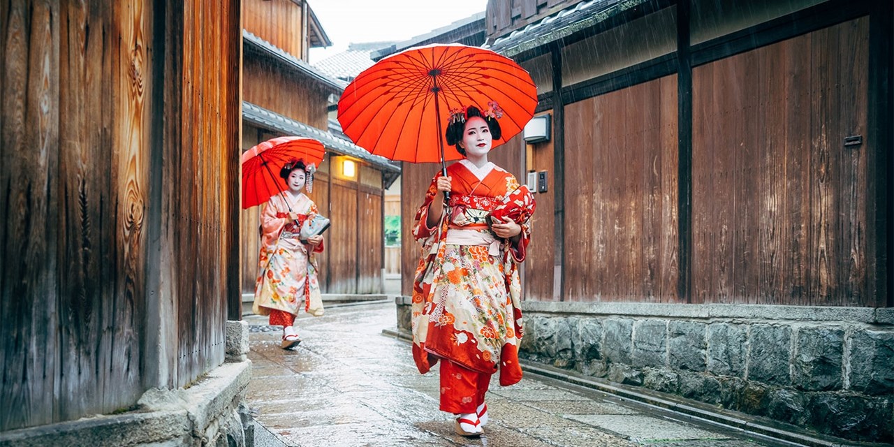 Explore two geisha districts in Gion