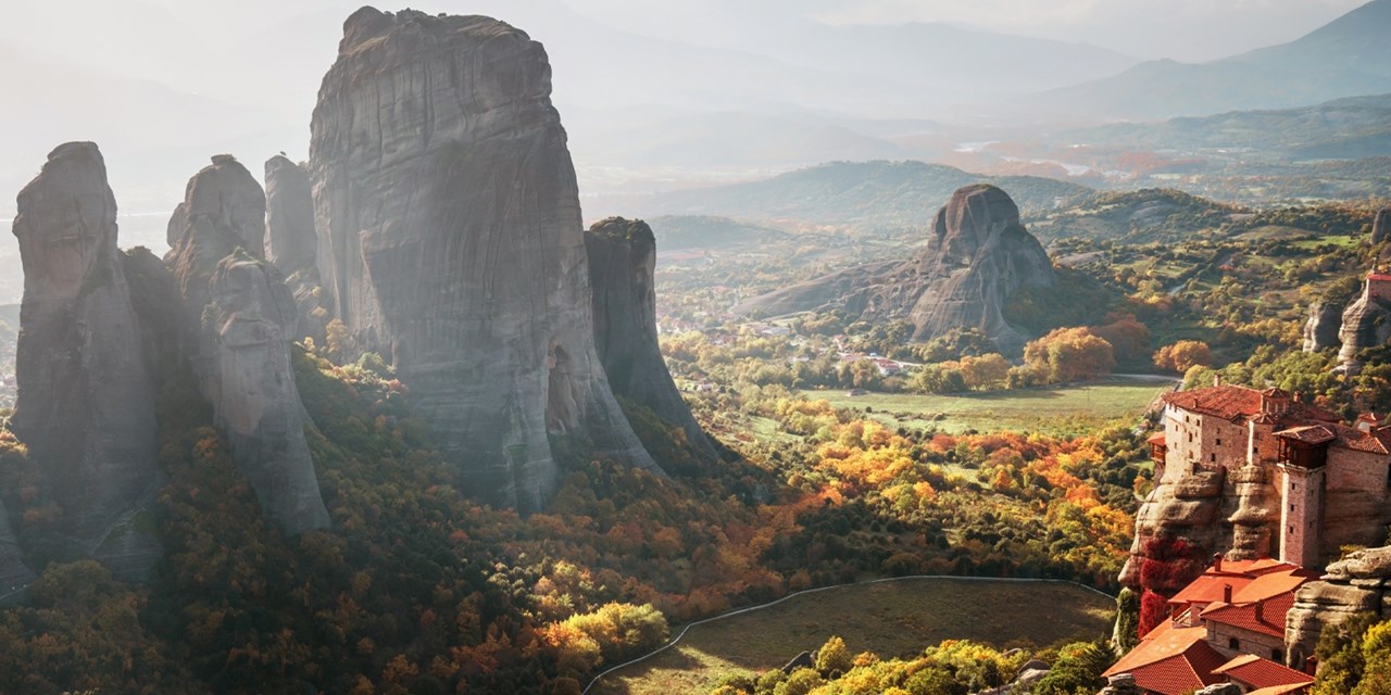 Meteora es uno de los paisajes más impresionantes de Grecia, famoso por sus monasterios ortodoxos construidos sobre enormes formaciones rocosas. Es Patrimonio de la Humanidad de la UNESCO