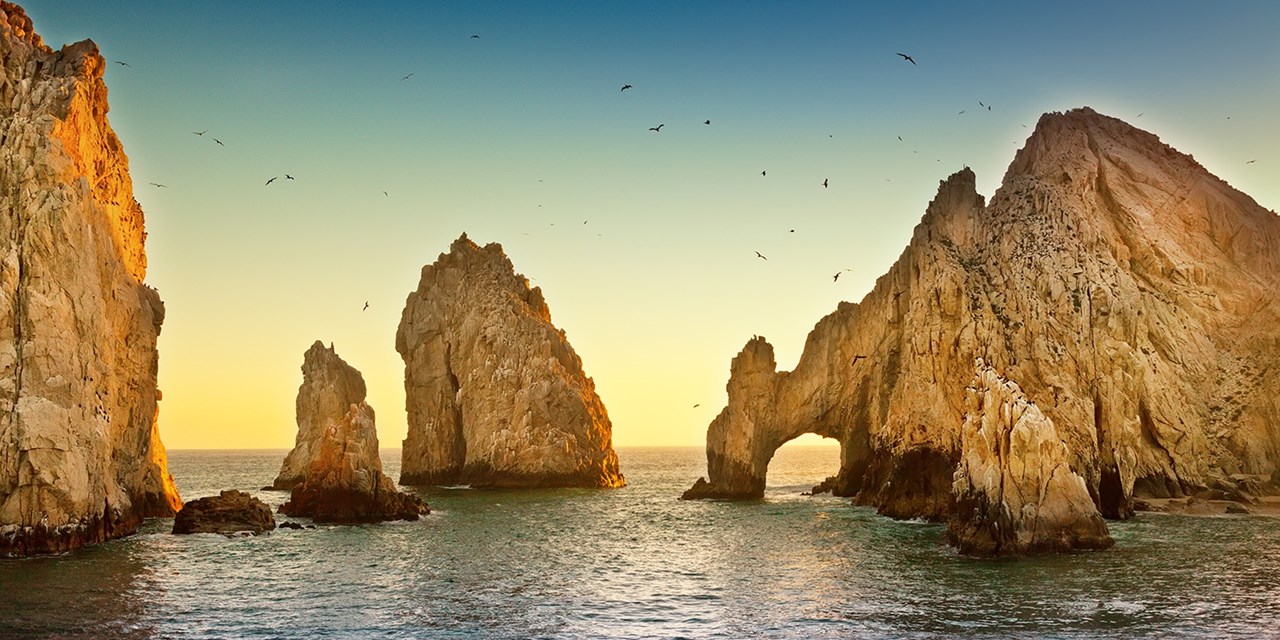 En Land’s End, las formaciones rocosas y el famoso Arco de Cabo San Lucas crean uno de los paisajes más reconocibles de Los Cabos