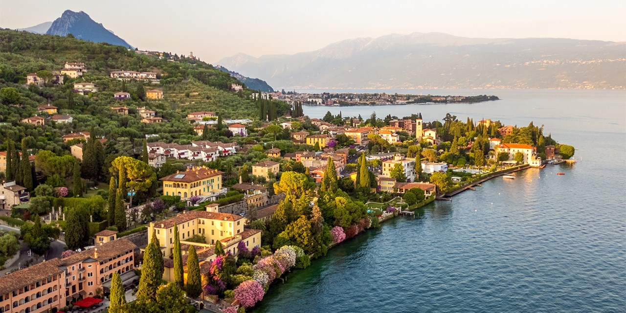 Una ubicación privilegiada junto al lago de Garda, rodeado de montañas, pueblos pintorescos y espectaculares paisajes mediterráneos.