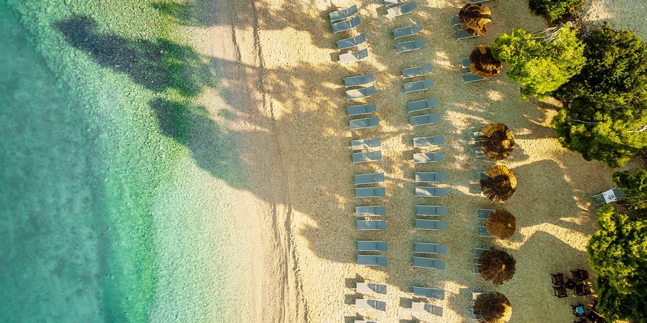 Der Strand mit feinem Kies liegt direkt vor dem Hotel | Travelzoo