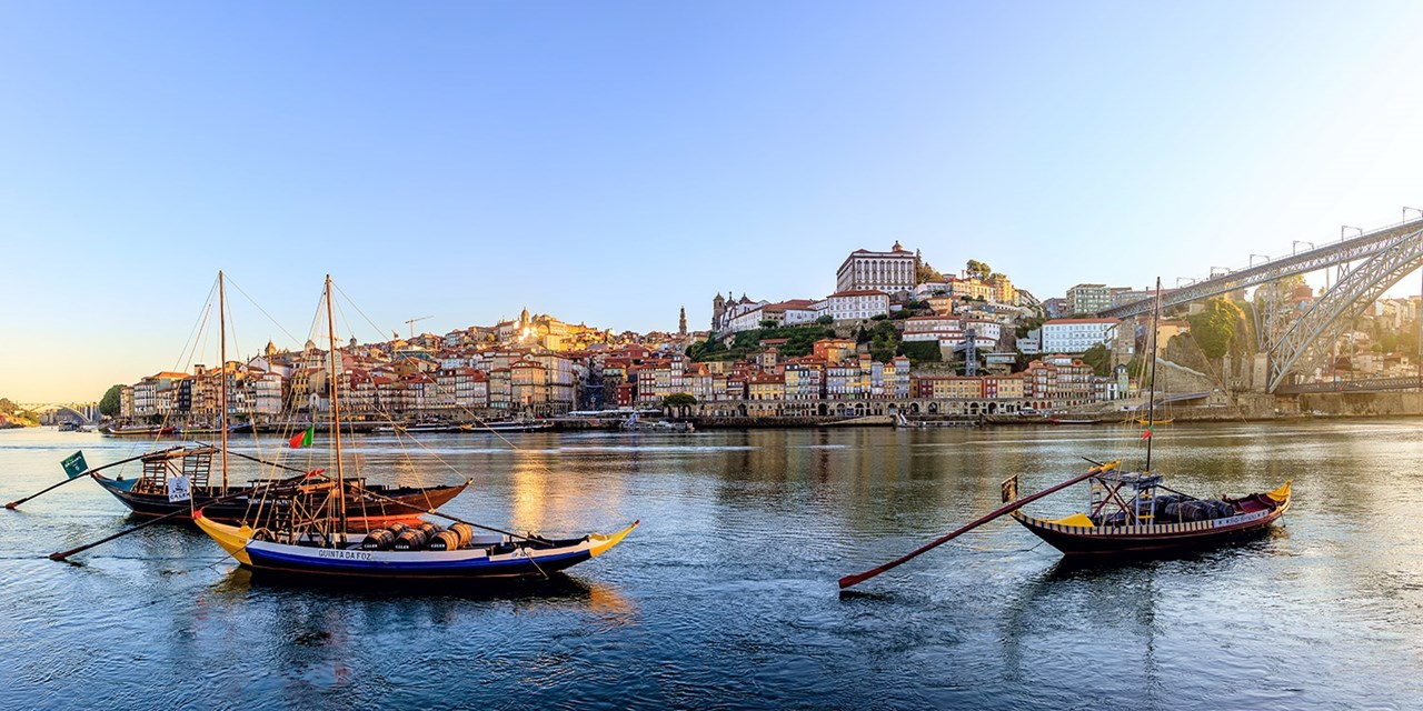 Blick auf Porto mit Rabelos, traditionelle Boote | Travelzoo
