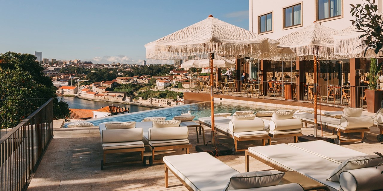 Vom Infinitypool und Hotelgarten blicken Sie auf den Fluss und die Stadt. | Travelzoo