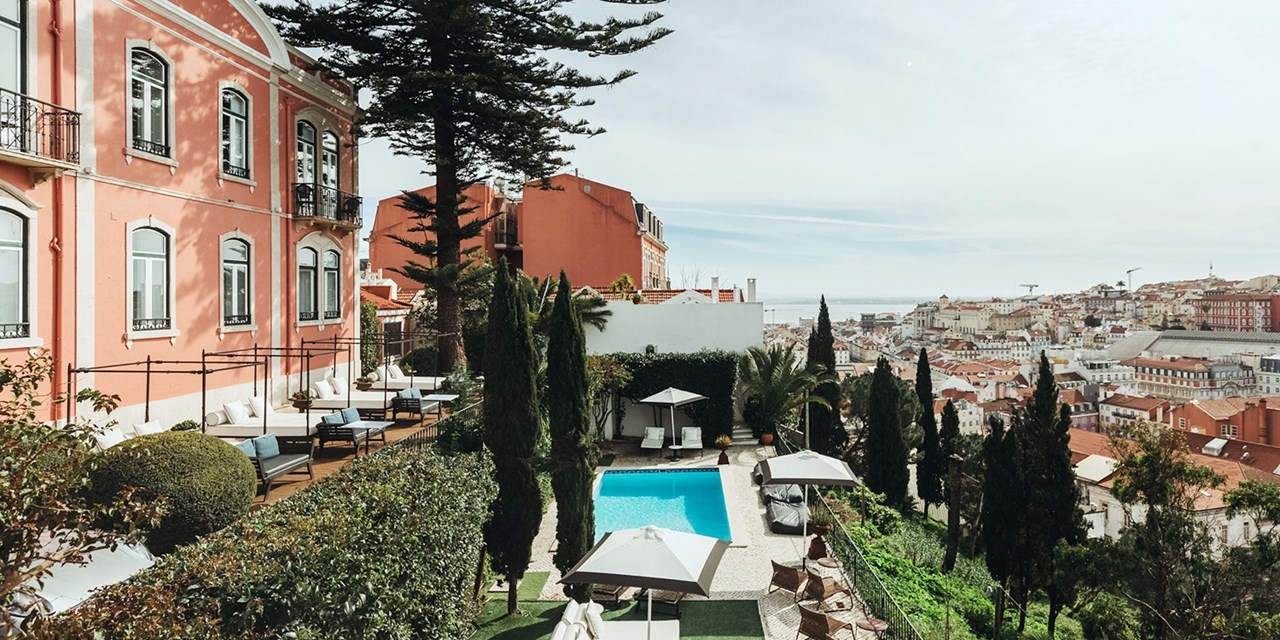 Blick auf das Torel Palace Lisbon mit Außenpool | Travelzoo