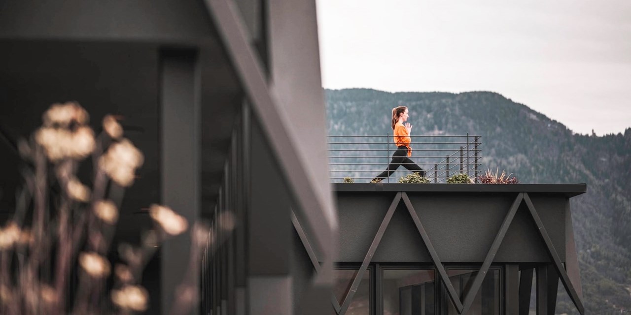 Yoga mit Blick auf die Berge | Travelzoo