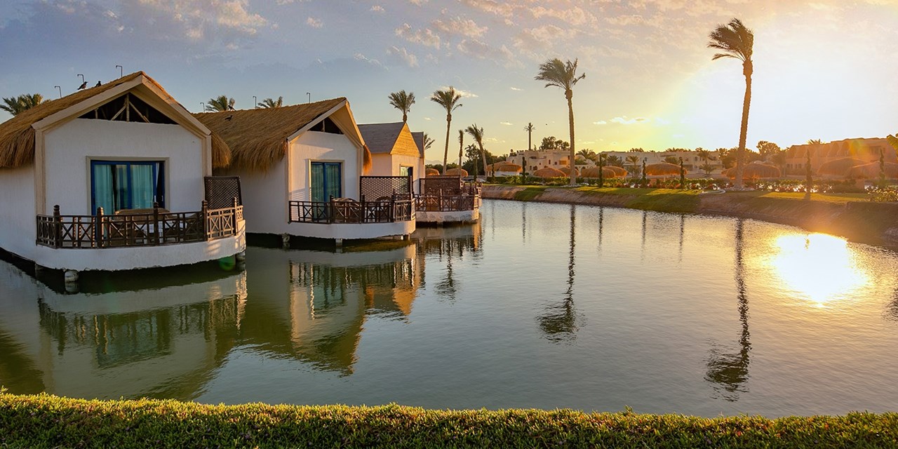 Ihr Hotel bietet Doppelzimmer und Bungalows (gegen Aufpreis), wahlweise direkt am Pool oder über dem Wasser schwebend | Travelzoo