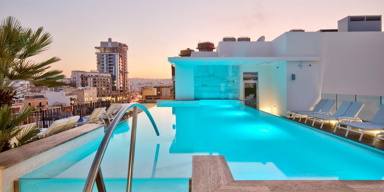 Im April und Mai kühlen Sie sich bei schönem Wetter im Pool auf der Dachterrasse ab | Travelzoo