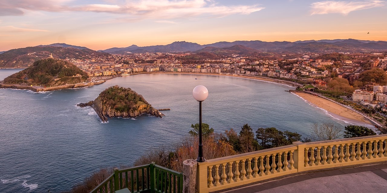 La bahía de La Concha, uno de los paisajes más emblemáticos de San Sebastián, destaca por su playa en forma de media luna, la isla de Santa Clara y las vistas de los montes Igueldo y Urgull