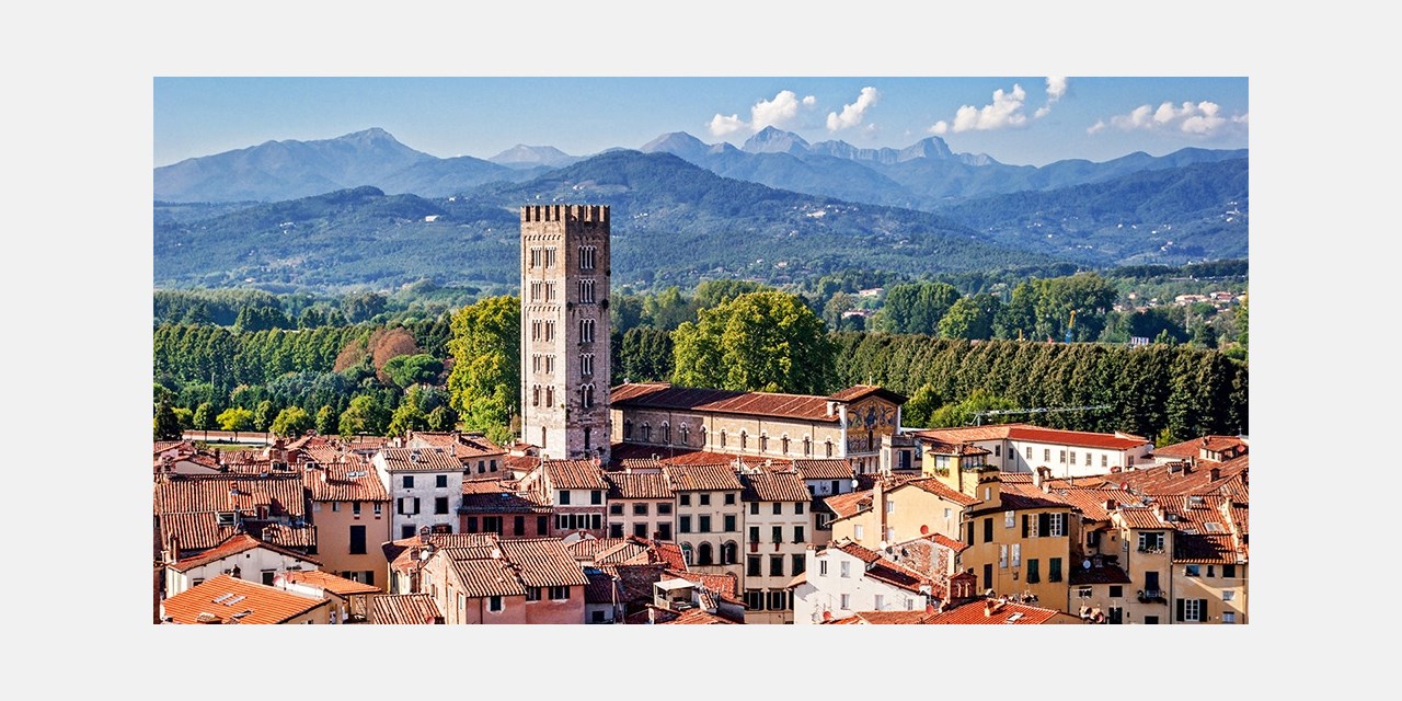La ville de Lucques, Lucca en italien, est à découvrir absolument avec ses murailles et son centre historique dynamique.