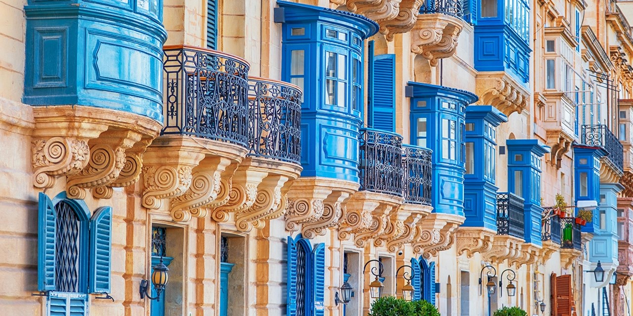 Las fachadas de La Valeta, entre balcones de colores, piedra dorada e historia mediterránea