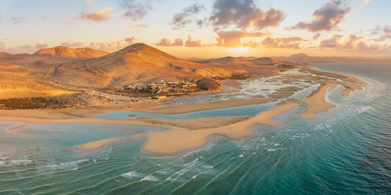 La Playa de Sotavento es una de las más espectaculares de Fuerteventura, famosa por sus largas extensiones de arena dorada, aguas turquesas y el paisaje natural de la península de Jandía