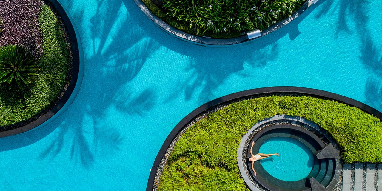 Der Pool des Resorts schlängelt sich durch den tropischen Garten | Travelzoo