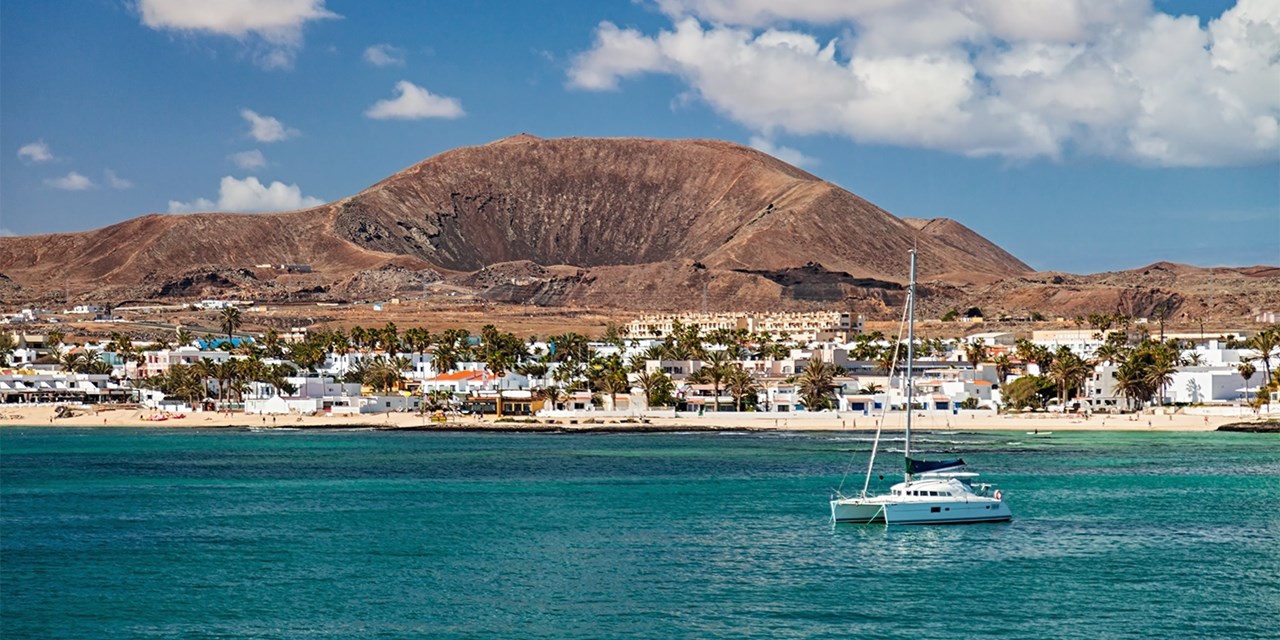 Antiguo núcleo pesquero, Corralejo se ha convertido en uno de los destinos turísticos más populares de la isla