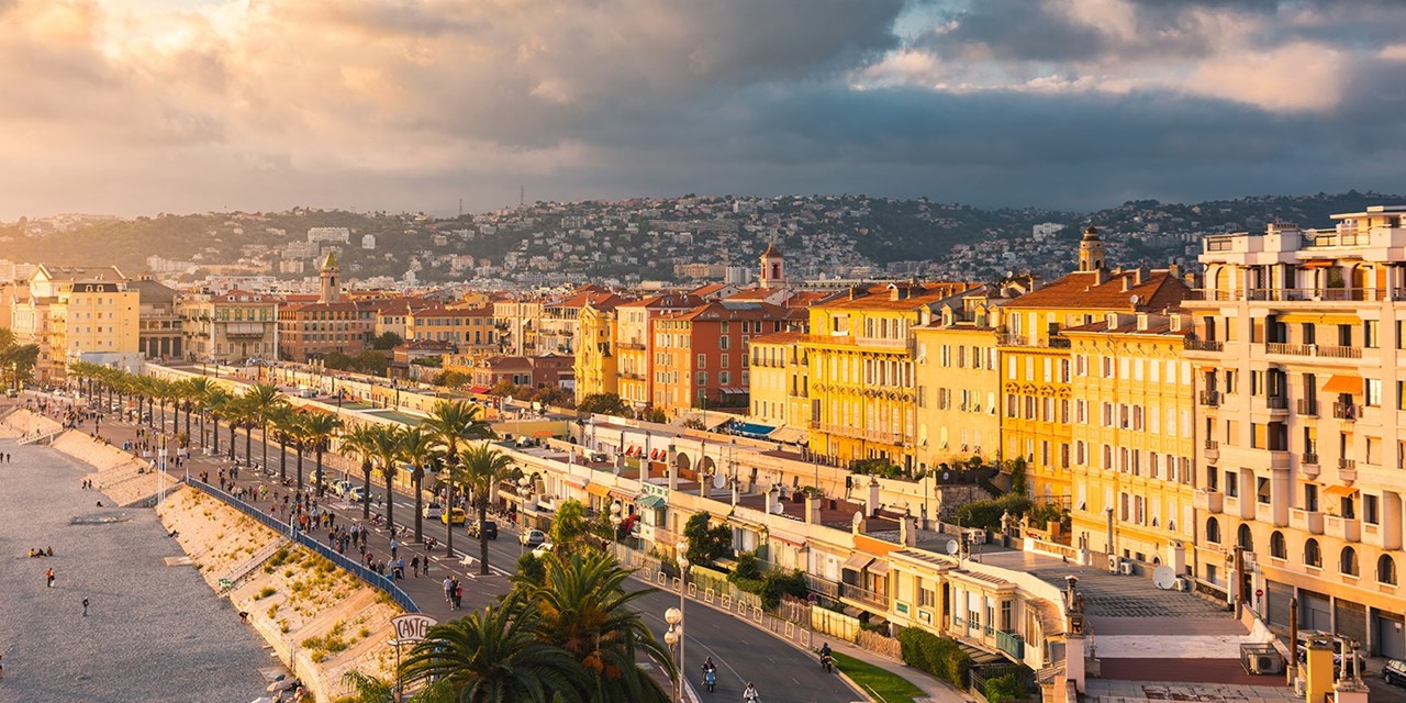 Zur Promenade des Anglais spazieren Sie rund 15 Minuten. | Travelzoo