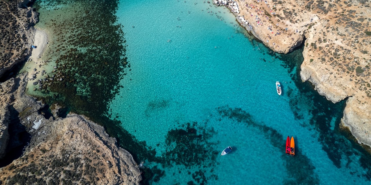 In der Hauptsaison fahren Boote zur Blauen Lagune. | Travelzoo