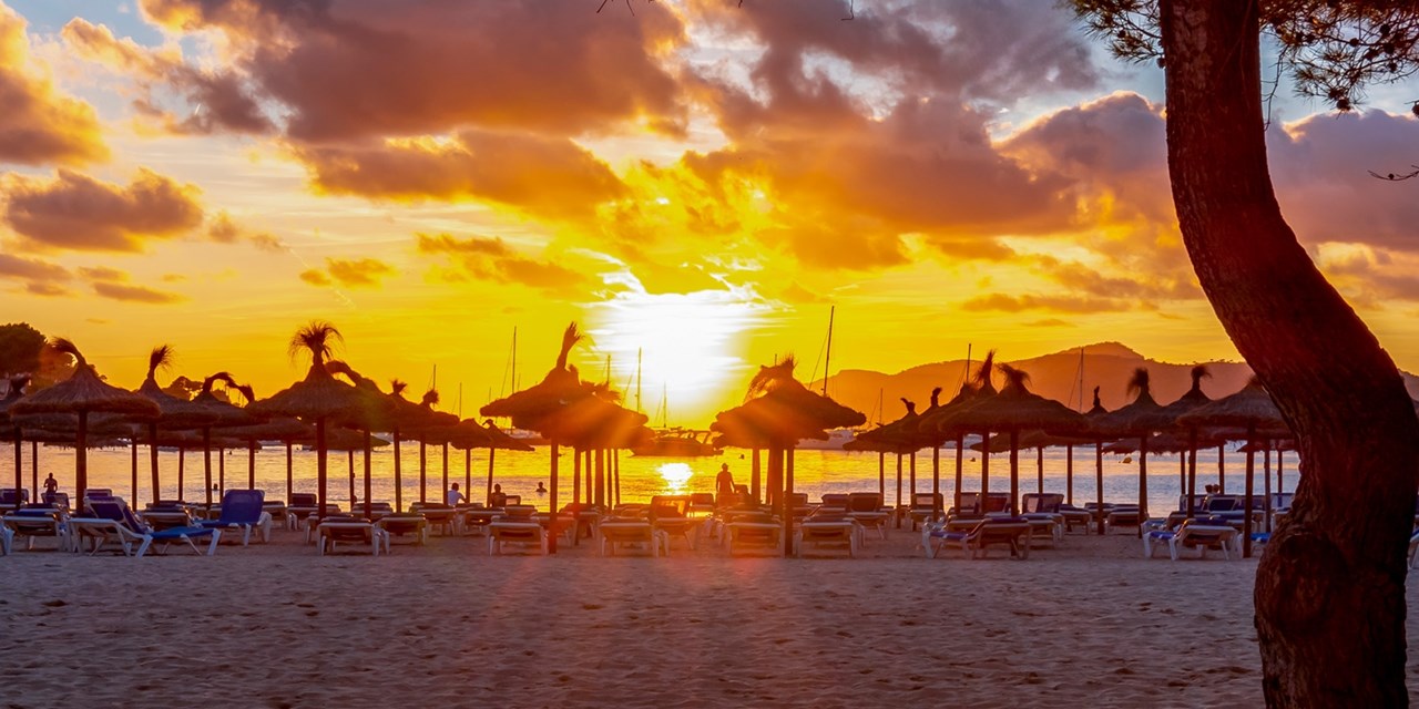 Sonnenuntergang am Playa de Santa Ponsa auf Mallorca | Travelzoo