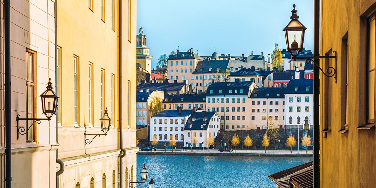 Blick über den Riddarfjärden auf die historische Insel Riddarholmen in Stockholm. | Travelzoo