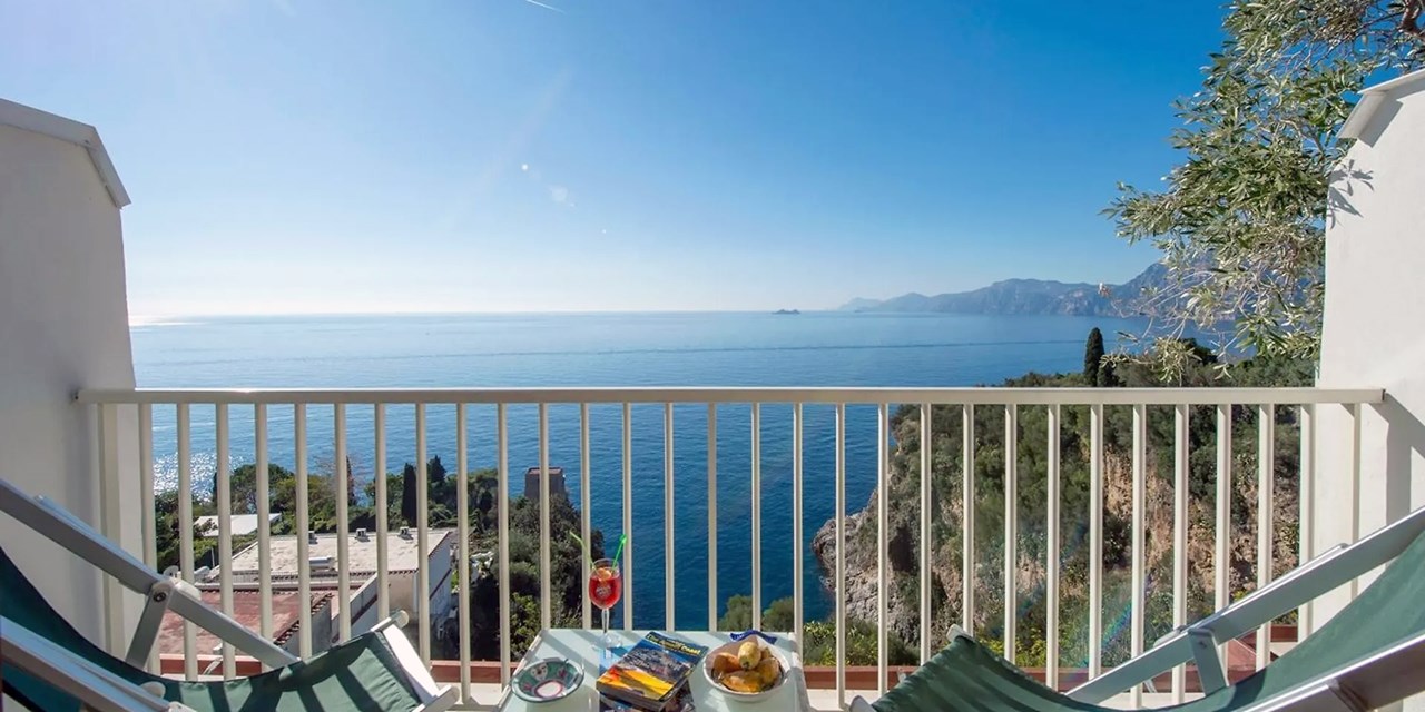 Ihr Tag im Hotel Villa Bellavista beginnt mit einem Ausblick auf das Mittelmeer bis zur Insel Capri | Travelzoo
