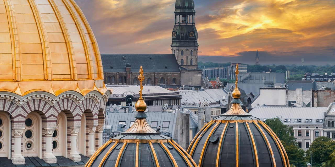 Die Christi-Geburt-Kathedrale in Riga mit einer goldfarbenen Kuppel. | Travelzoo