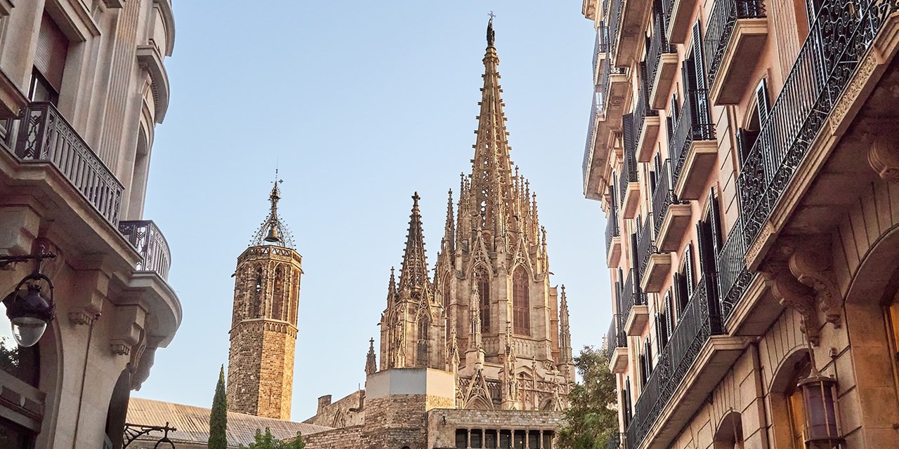 Zur Kathedrale von Barcelona gehen Sie etwa 5 Minuten. | Travelzoo