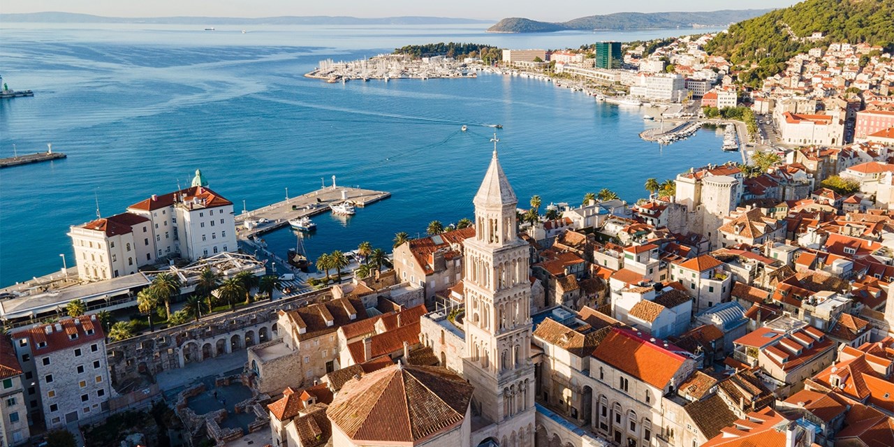 Blick auf Split mit Marjan-Hügel im Hintergrund. | Travelzoo