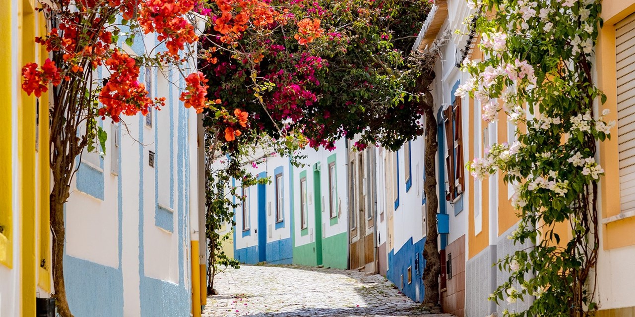 Bunte Häuser in Ferragudo | Travelzoo