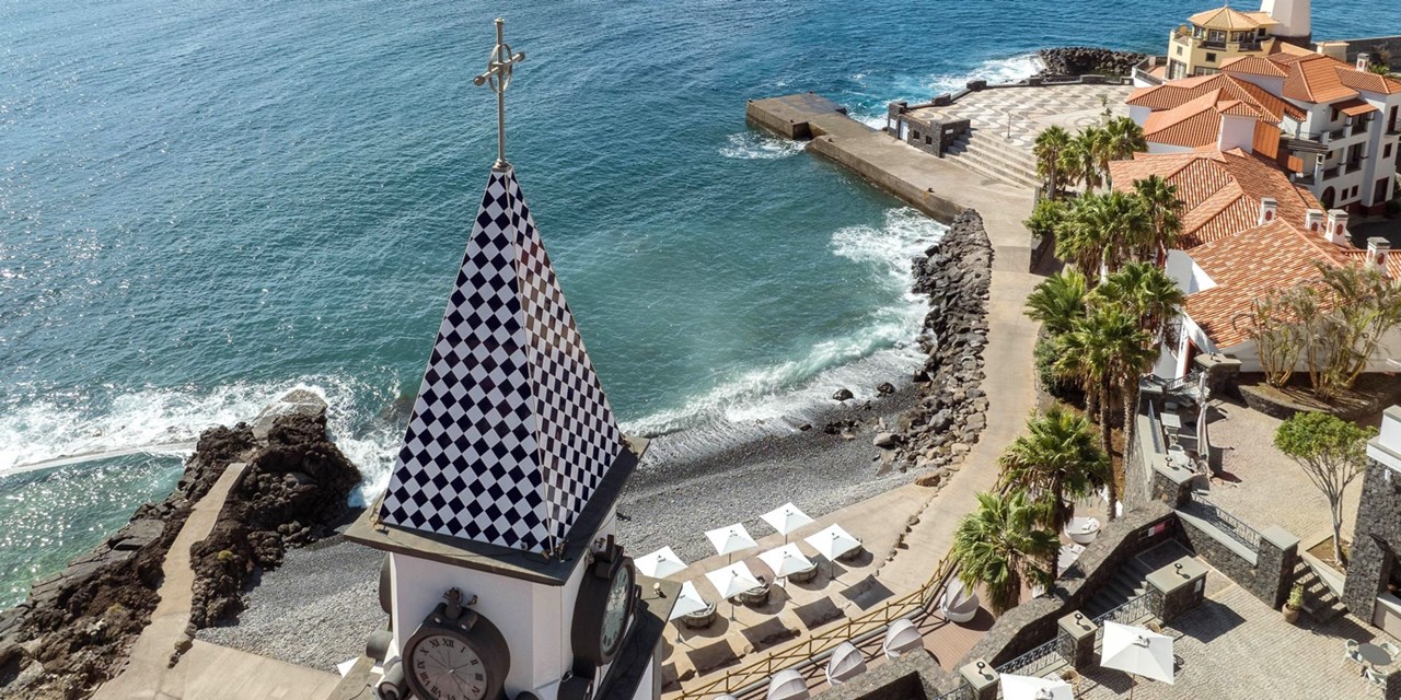Blick auf den hoteleigenen Kiesstrand im Hyatt Ziva Madeira | Travelzoo