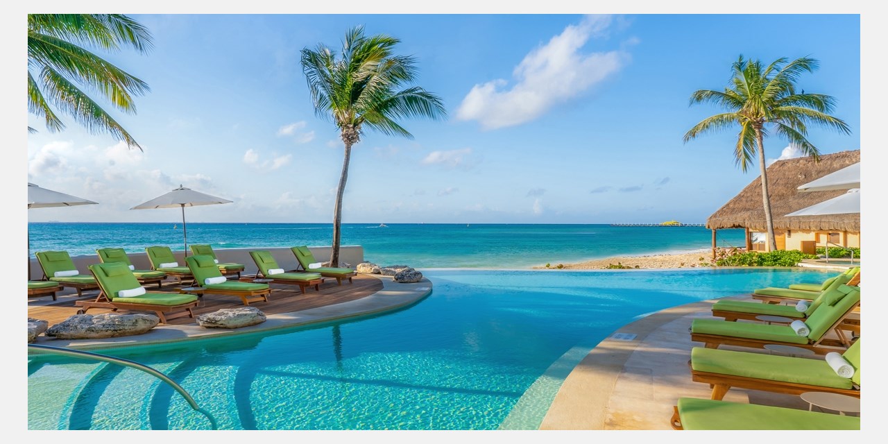 Mahekal Beach Resort: Vom Infinitypool blicken Sie aufs Meer. | Travelzoo