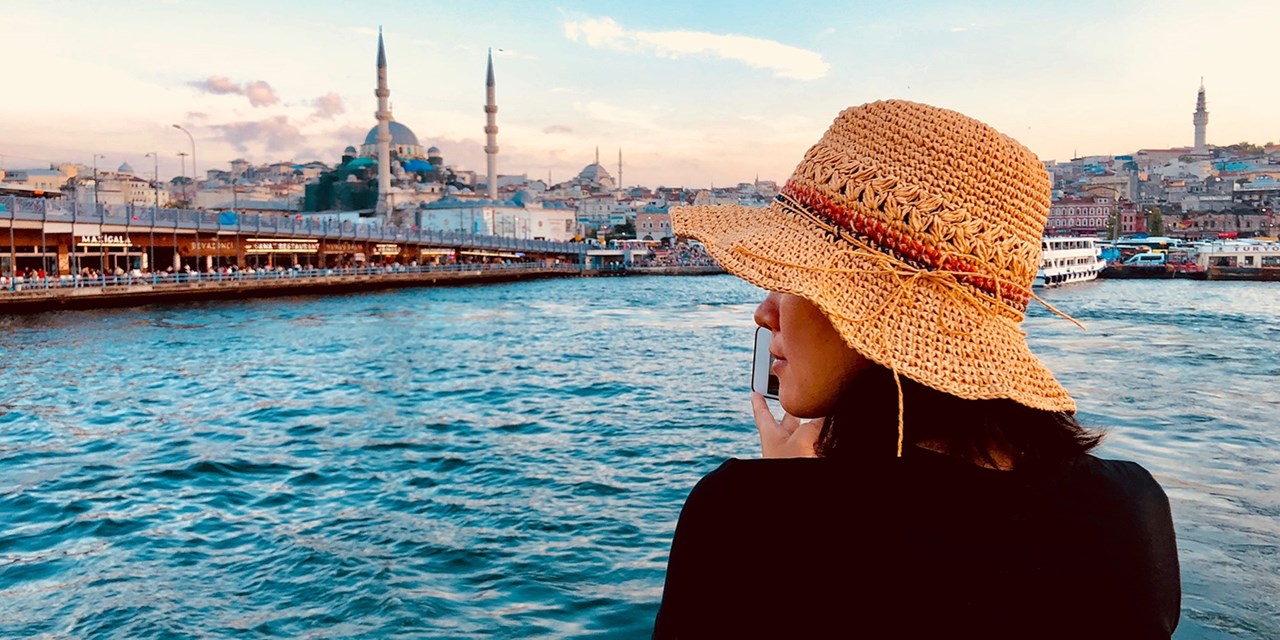 Blick auf die Stadt vom Ufer des Bosporus | Travelzoo