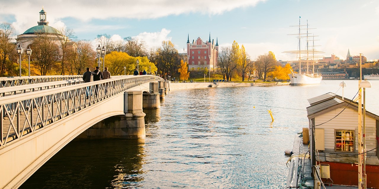 Prima für einen Herbstspaziergang in der Innenstadt: Die Skeppsholmen Brücke in Stockholm | Travelzoo