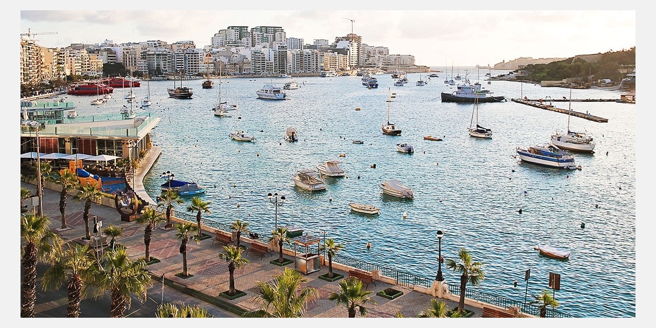 Uferpromenade von Sliema und den Blick über den Marsamxett-Hafen Richtung Gżira und Valletta | Travelzoo