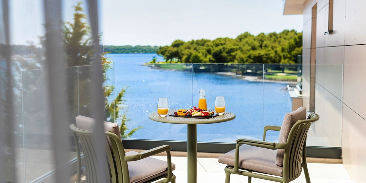 98€ -- Nuevo hotel junto a playa en Croacia y media pensión
