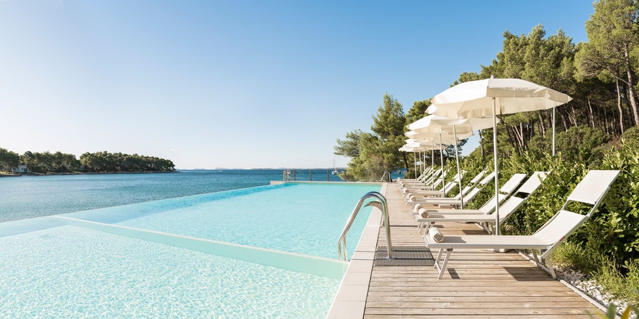 Der Infinity-Pool liegt direkt am Meer | Travelzoo