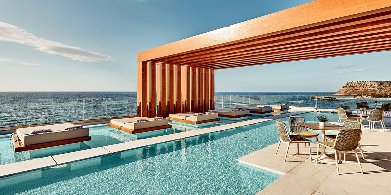 Vom Pool genießen Sie eine tolle Aussicht aufs Meer | Travelzoo