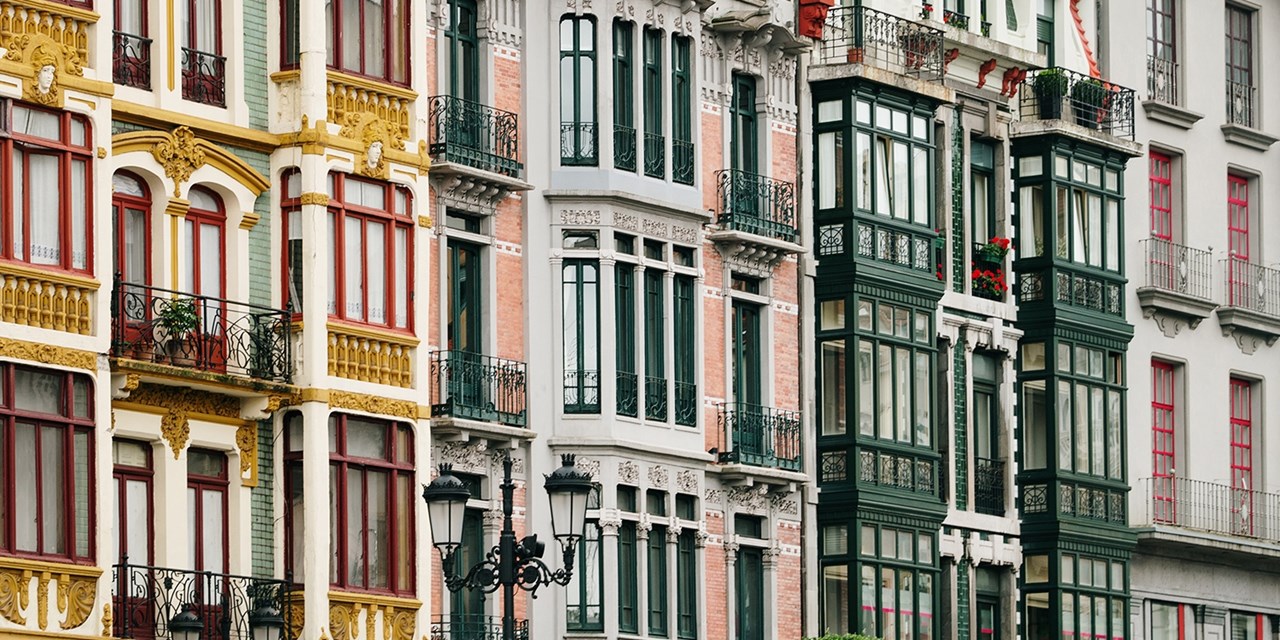 Las fachadas del centro histórico de Oviedo reflejan el carácter señorial de la ciudad, con edificios de distintas épocas, balcones y galerías