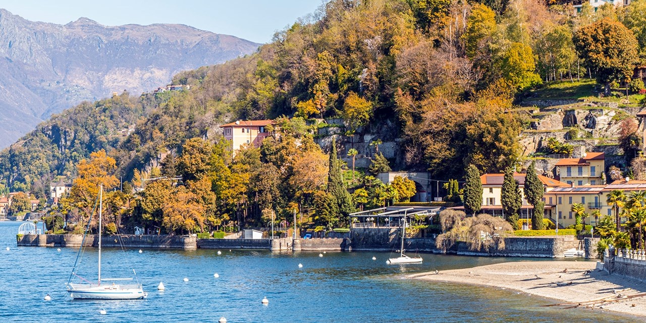 Palmen säumen Ihren Spaziergang entlang der Uferpromenade. | Travelzoo
