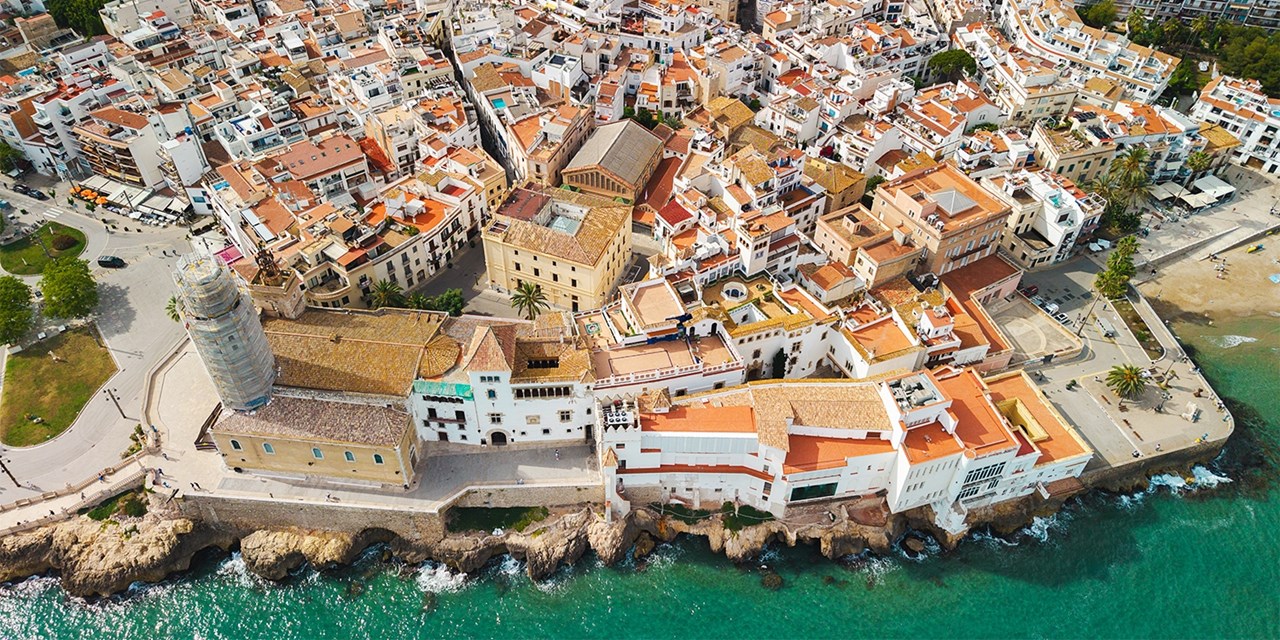 Sitges est connue pour ses plages méditerranéennes et sa promenade en front de mer, bordée par d'imposantes demeures.