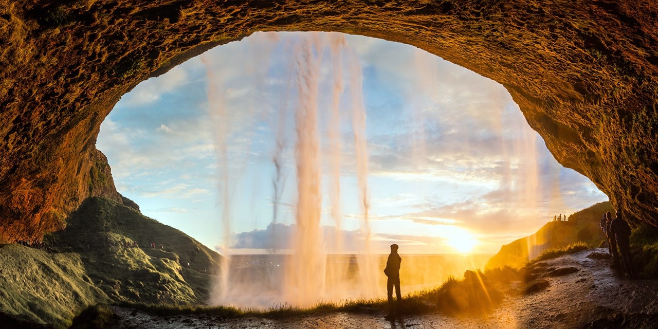 Iceland: 5 nights, activities w/flights