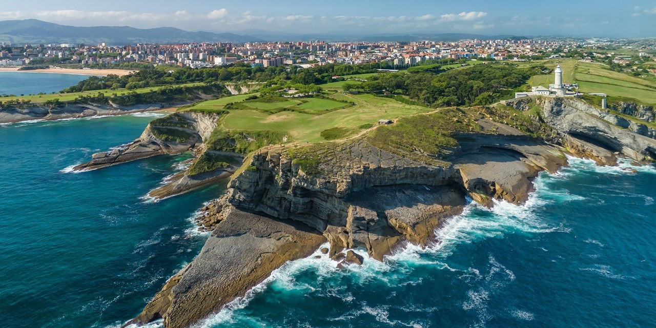 Desde el aire, el mar Cantábrico, la bahía y la ciudad de Santander se unen en una de las panorámicas más bonitas de la costa