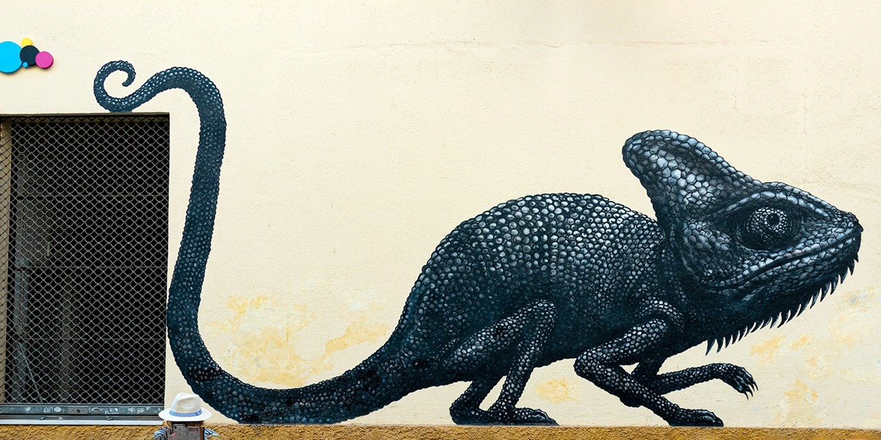 El Soho de Málaga, conocido como el Barrio de las Artes, destaca por sus murales de gran formato, grafitis y obras de artistas urbanos que llenan de color sus fachadas