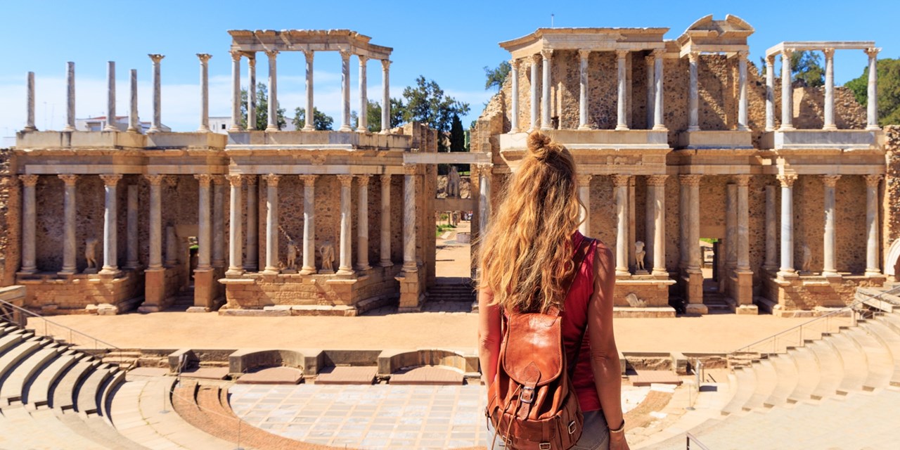 El anfiteatro romano de Mérida fue inaugurado en el año 8 a. C. y construido para acoger combates de gladiadores, luchas entre fieras y espectáculos públicos