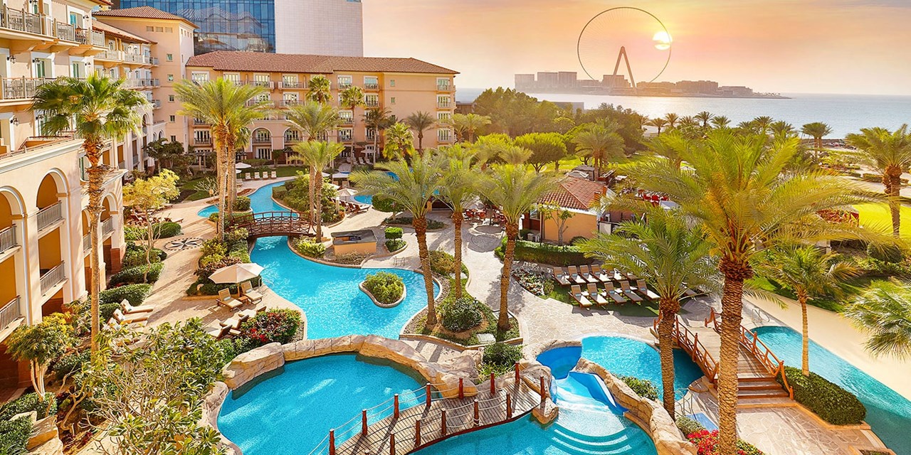 Dubai: Lux Ritz-Carlton stay w/meals