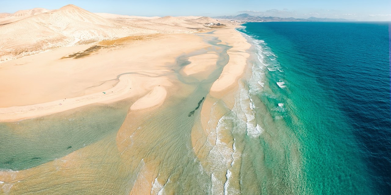 L'hôtel Riu Oliva beach resort est tout seul sur cette plage.