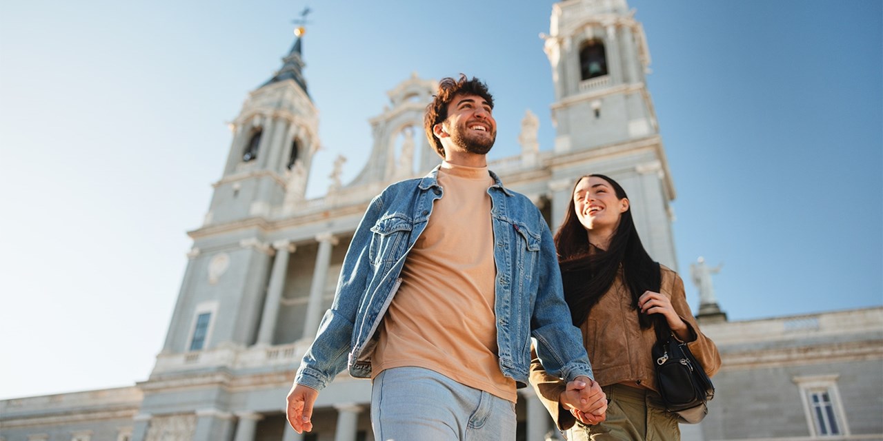 La Cathédrale de la Almudena, qui se trouve juste en face du Palais royal de Madrid, fait partie des points d'intérets de la ville.