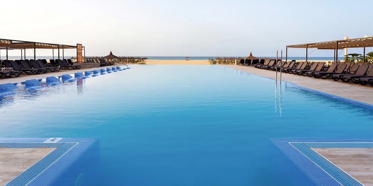 Avec le bon climat qu'il fait au Cap-Vert toute l'année, vous serez bien content de profiter des piscines extérieures (et intérieures) de l'hôtel.