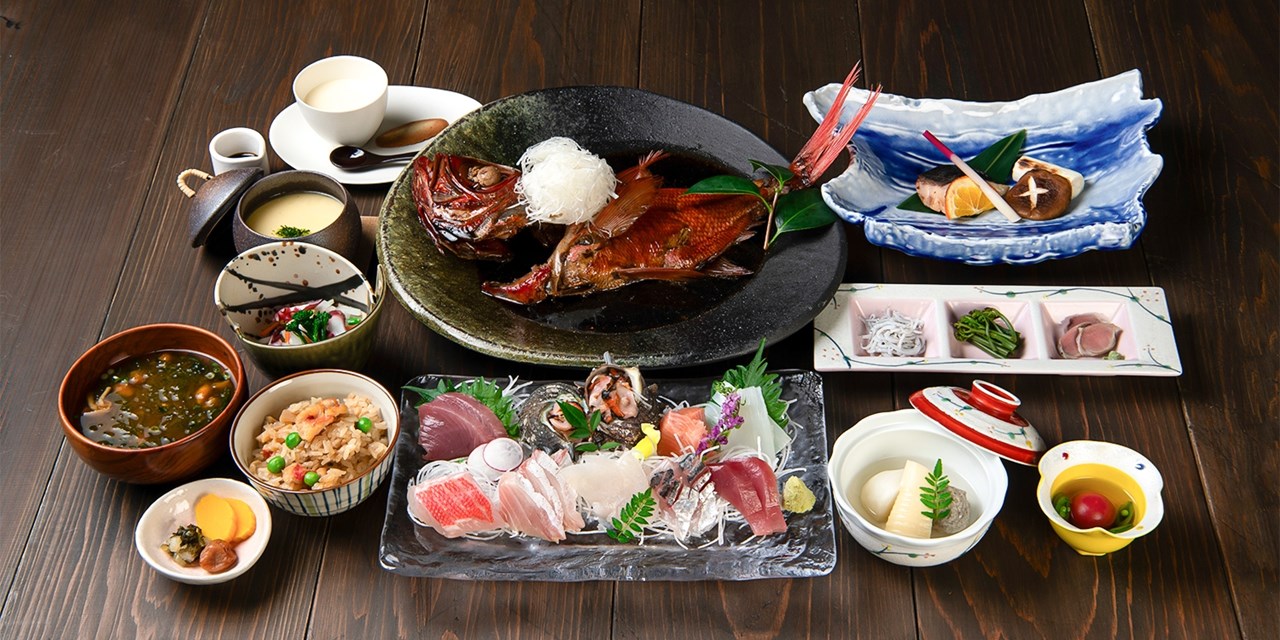 『金目鯛の宿 こころね』　夕食　イメージ　※金目鯛の煮付けは2名あたり1尾の提供