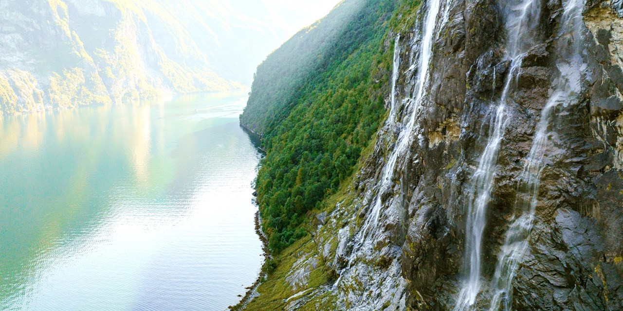 Visitez un pays aux montagnes majestueuses et cascades vertigineuses.