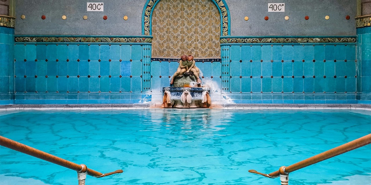 Los famosos baños termales de Budapest son una parada imprescindible en tu escapada