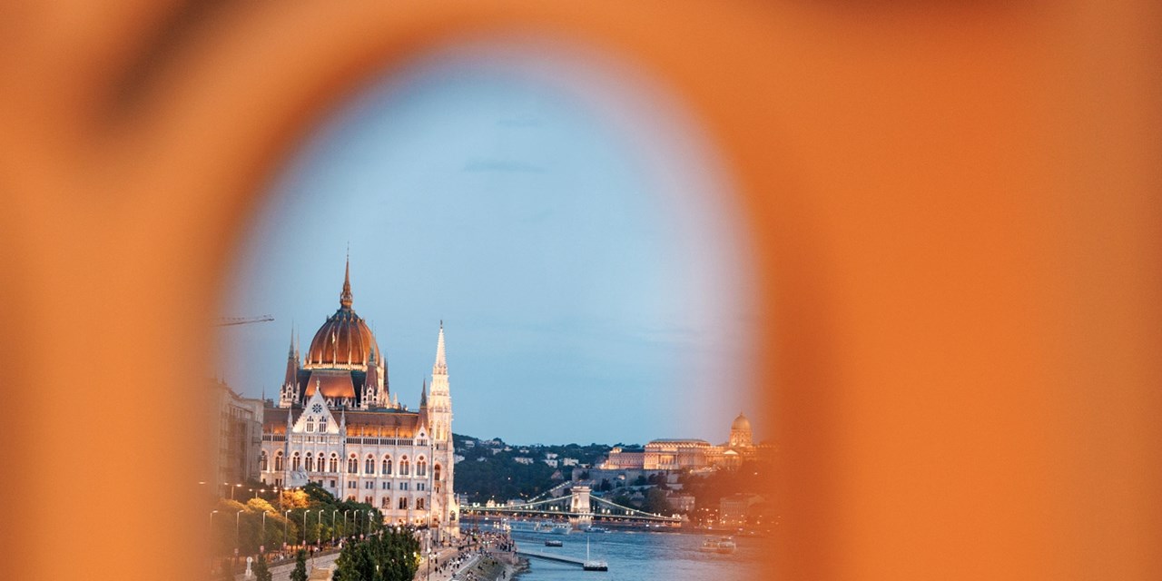 A orillas del Danubio, el Parlamento húngaro es uno de los edificios más emblemáticos de Budapest